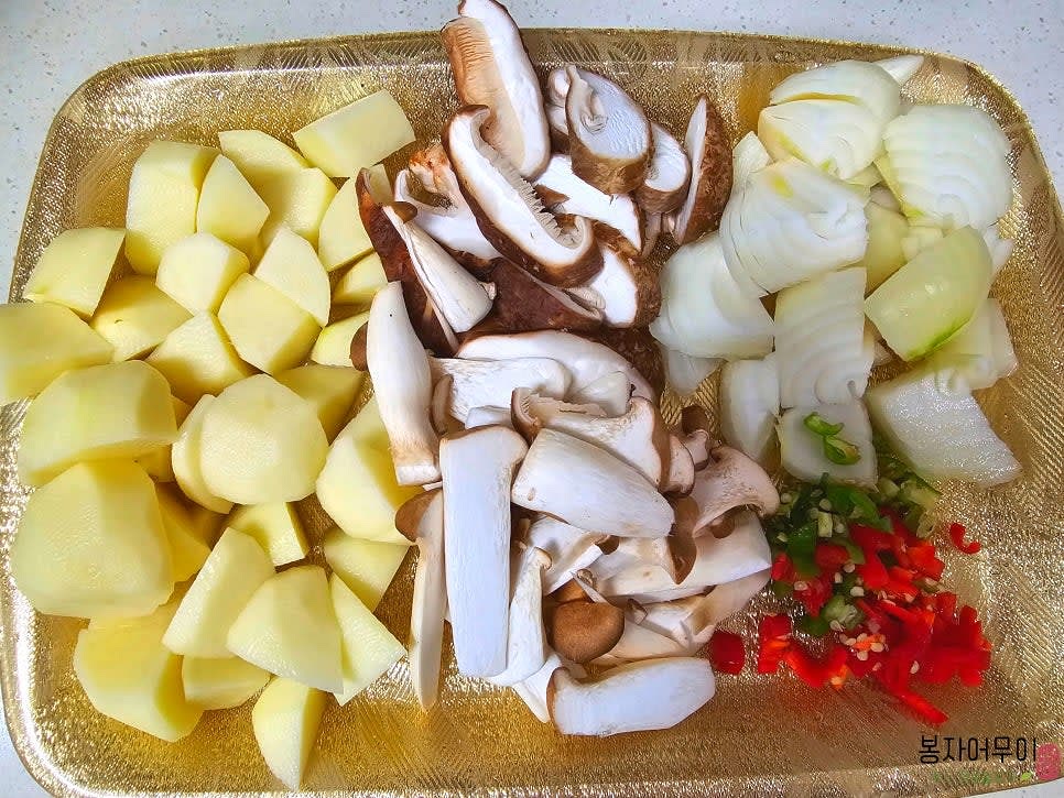 감자와 당근은 먹기 좋은 크기로 썰고, 양파와 버섯도 적당히 자릅니다. 마늘과 생강은 얇게 썰거나 다집니다.