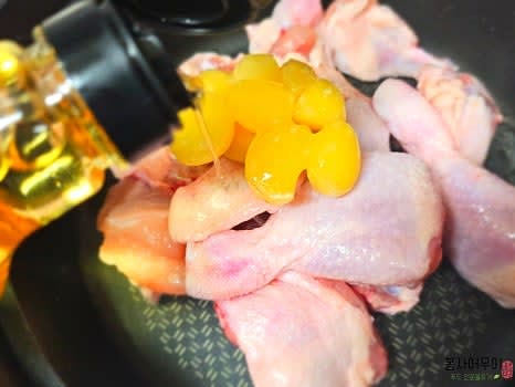 깊은 냄비에 닭고기를 넣고 마늘, 생강과 함께 물 1L를 부어 강불에서 끓입니다.