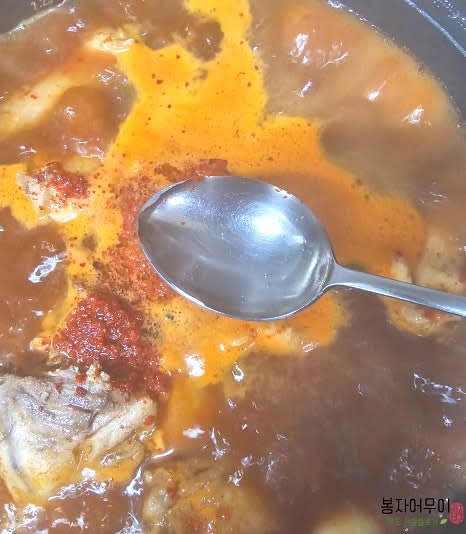 물이 끓기 시작하면 불을 중불로 낮추고, 진간장 5스푼, 참치 액젓 2스푼, 고춧가루 3스푼, 고추장 3스푼, 매실청 2스푼, 올리고당 2스푼, 생강 맛술 3스푼을 넣고 잘 섞습니다.