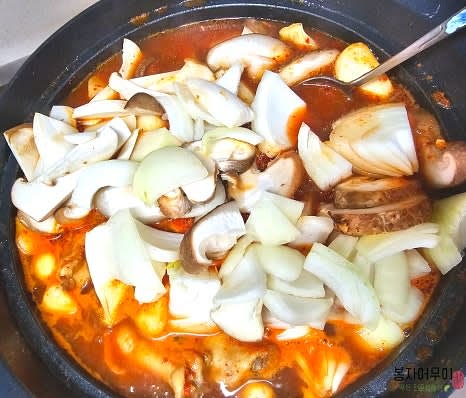 감자를 먼저 넣고 중불에서 약 10분 정도 익힙니다. 감자가 반쯤 익으면 양파와 버섯, 당근을 차례로 추가합니다.