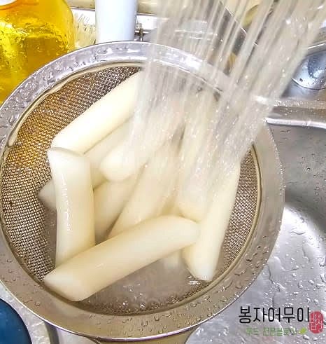 쌀떡을 넣고 약 5분간 더 끓여 쫀득하게 익힙니다. 마지막에 청양고추를 넣어 매운맛을 조절합니다.