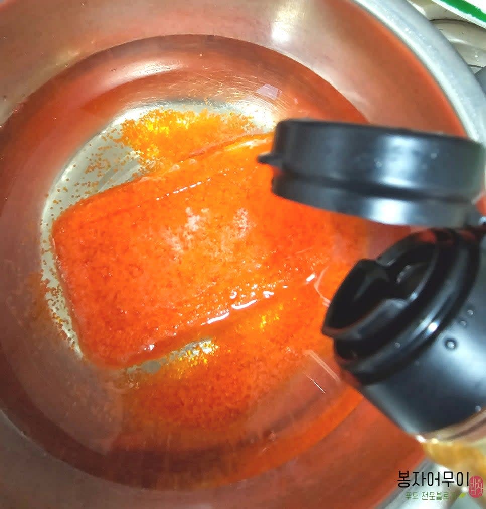 날치알을 물로 가볍게 씻은 뒤 맛술 2~3스푼을 넣고 해동합니다. 물기를 제거해 준비해 주세요.