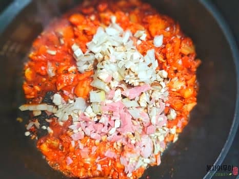 묵은지에 준비된 야채와 베이컨을 넣고 함께 볶습니다.