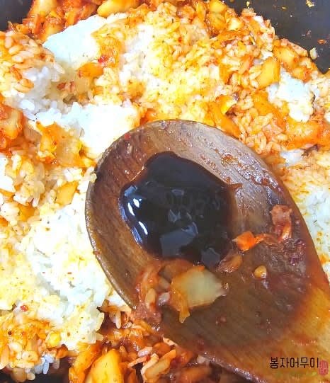밥 4공기를 넣고 굴소스 1스푼과 소금을 추가해 간을 맞추며 볶아줍니다.