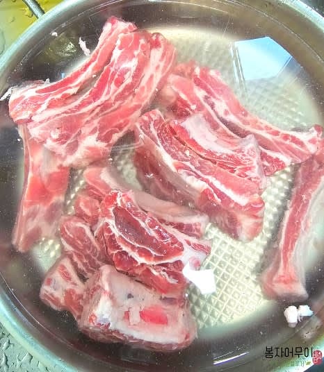 돼지 등갈비를 물에 담가 핏물을 제거하세요. 신선한 등갈비는 바로 사용해도 되지만, 보관된 것은 1시간 정도 핏물을 빼주세요.