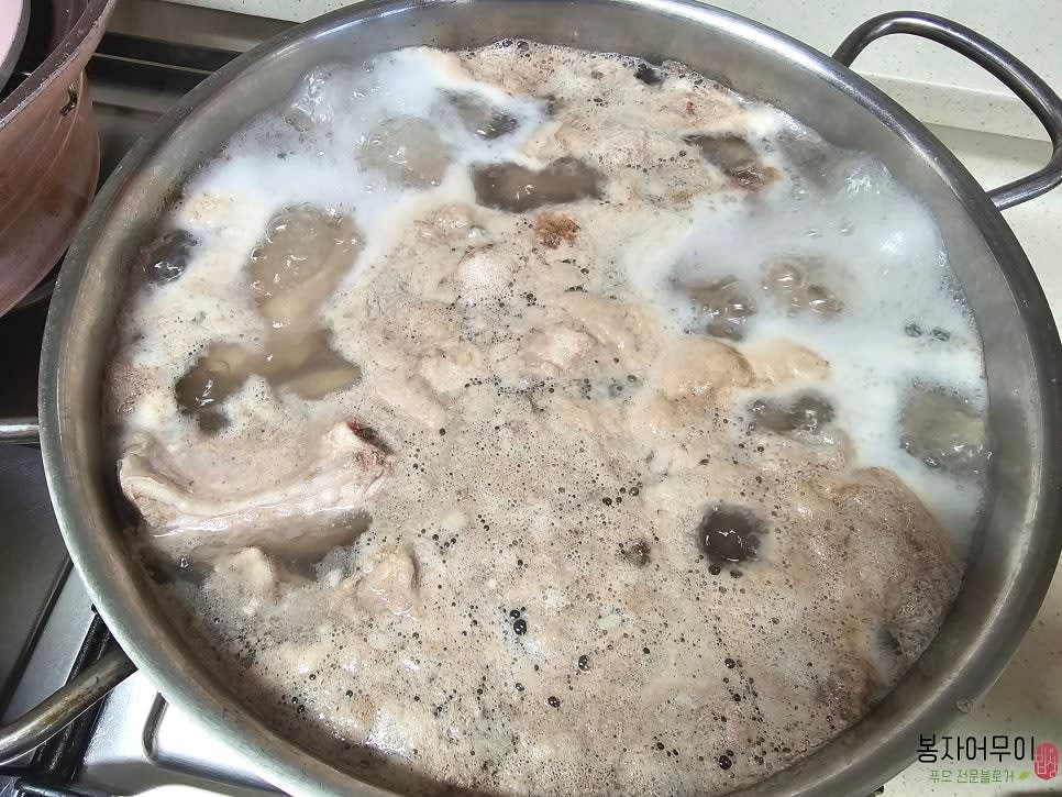 핏물을 제거한 등갈비를 초벌로 삶습니다. 물에 커피 1스푼을 넣고 끓어오르면 불을 끄고 깨끗이 씻어줍니다. 세척한 등갈비에 맛술 50g을 뿌려줍니다.