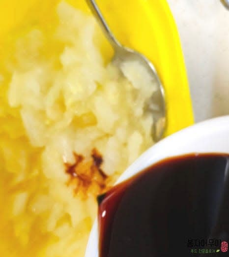 양파, 마늘, 생강을 모두 갈아 분량의 양념장(간장 100ml,올리고당 30ml, 매실청 1스푼, 키위청 2스푼)과 섞어줍니다.