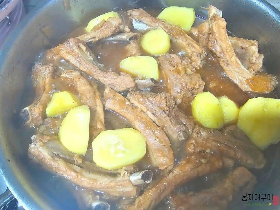 30분 정도 끓인 후 감자를 넣고 10분 더 끓인 뒤, 당근, 표고버섯, 대추를 추가합니다.