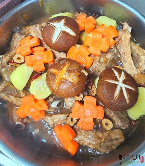 야채가 무르게 익으면 국물을 떠서 위에 끼얹으며 간을 맞춥니다. 모든 재료가 잘 어우러질 때까지 졸여 완성합니다.