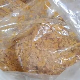 발효 100일 후 망사에 알매주를 건져내고, 깨끗이 씻은 뒤 손으로 으깨줍니다.