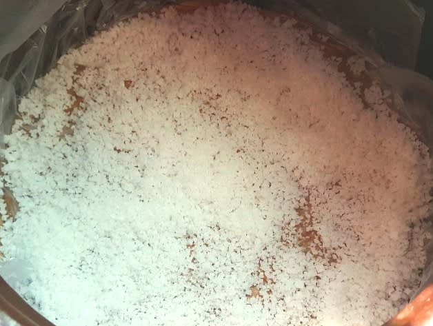 으깬 알매주를 깨끗한 항아리에 다시 담고, 소금을 적당량 뿌려줍니다.