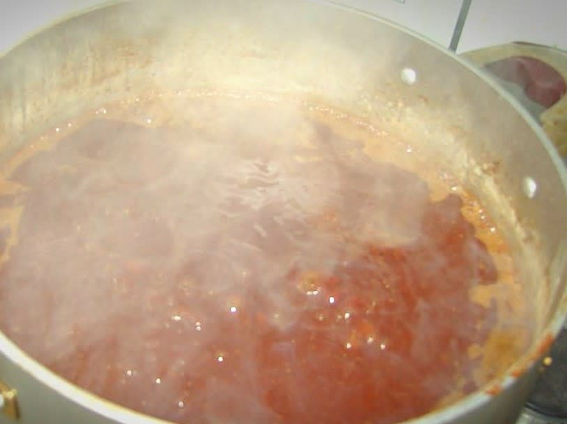 된장에서 나온 소금물은 살짝 끓인 뒤, 식혀서 간장으로 사용합니다. 살짝만 끓이면 덜 짠 간장, 많이 끓이면 더 짠 간장이 됩니다. 60도에서 30분 정도 달인 후 식혀서 통에 담아두면 됩니다.