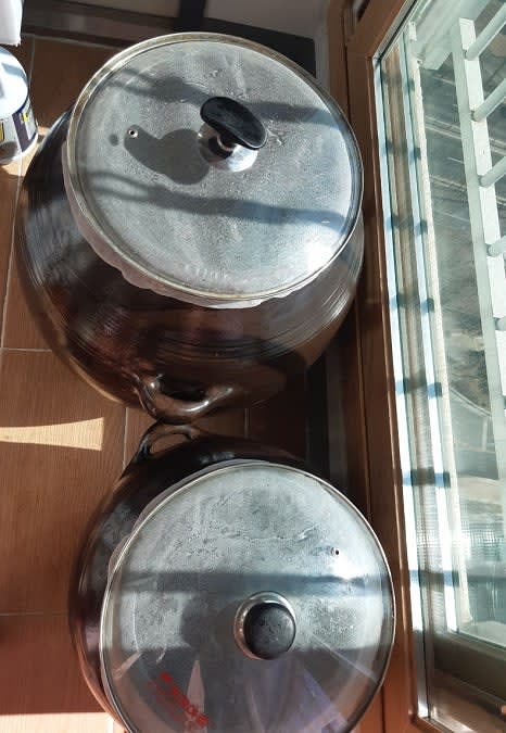 항아리를 햇볕이 잘 드는 곳에 두고 계속 발효를 진행합니다. 6개월 후부터 된장의 맛이 깊어지며, 1년 발효 후 최상의 맛을 즐길 수 있습니다.