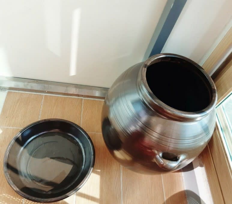 먼저 항아리를 소독합니다. 뜨거운 물을 부어 깨끗하게 소독하고 잘 닦아서 준비합니다.
