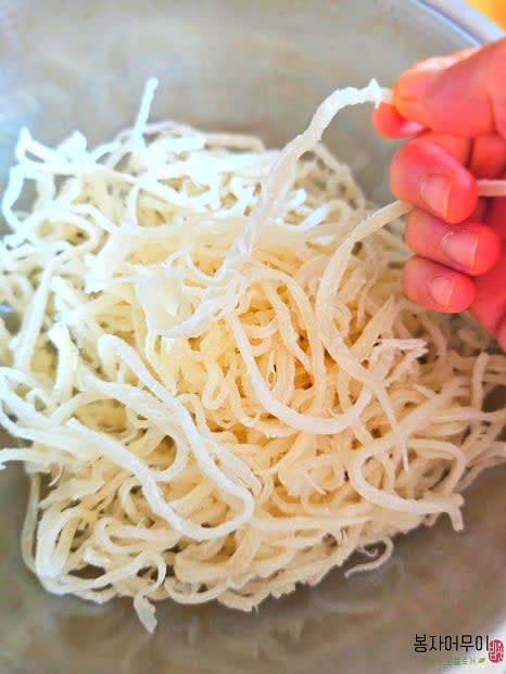 진미채를 먹기 좋은 크기로 잘라주세요.