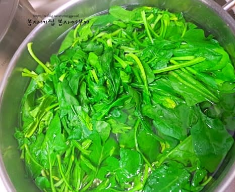 냄비에 물을 붓고 소금을 넣은 후 바글바글 끓입니다. 끓는 물에 시금치를 넣고 1분간 데쳐줍니다.