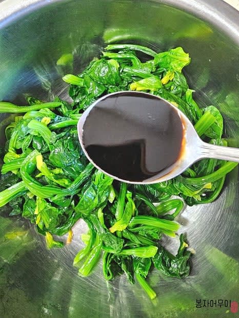 물기를 뺀 시금치에 마늘 2개를 다져 넣고 국간장 2스푼, 참기름 1스푼, 깨소금을 넣어줍니다.