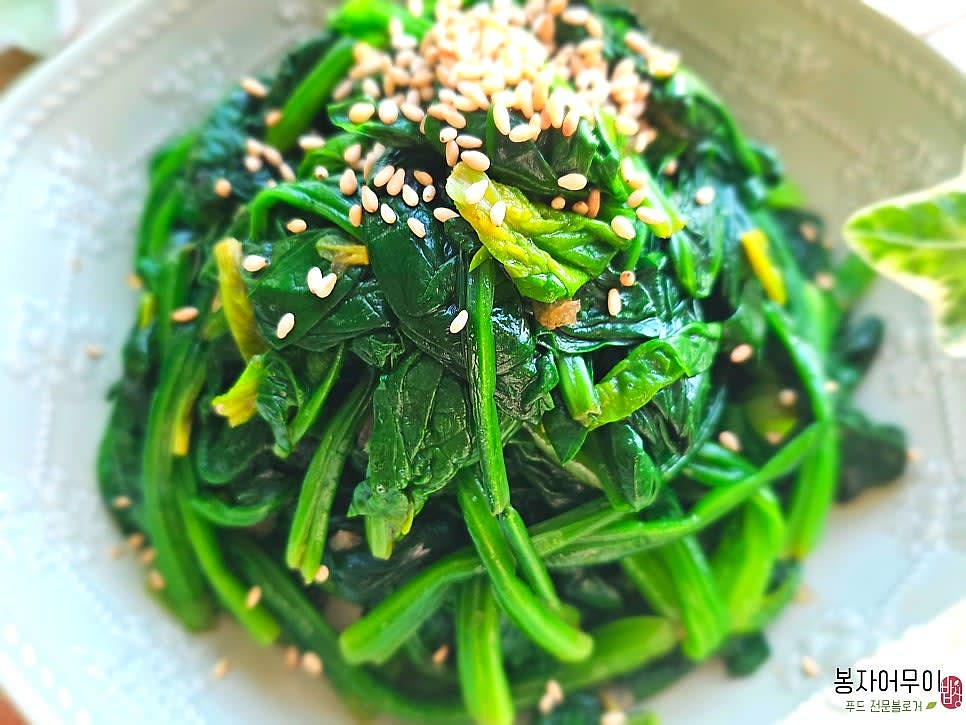 모든 재료를 골고루 섞어 접시에 담아 완성합니다.