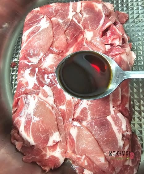 초벌 간으로 돼지고기에 간장과 맛술을 넣어 주물러서 잠시 두세요.