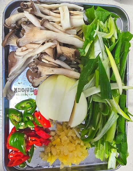 양파를 굵직하게 썰고 대파는 길쭉하고 얇게 썰어주세요.