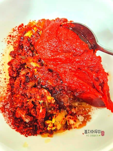 양념장을 만들기 위해 설탕, 고춧가루, 고추장, 진간장, 참치 액젓, 물엿, 다진 마늘, 생강을 섞어주세요.