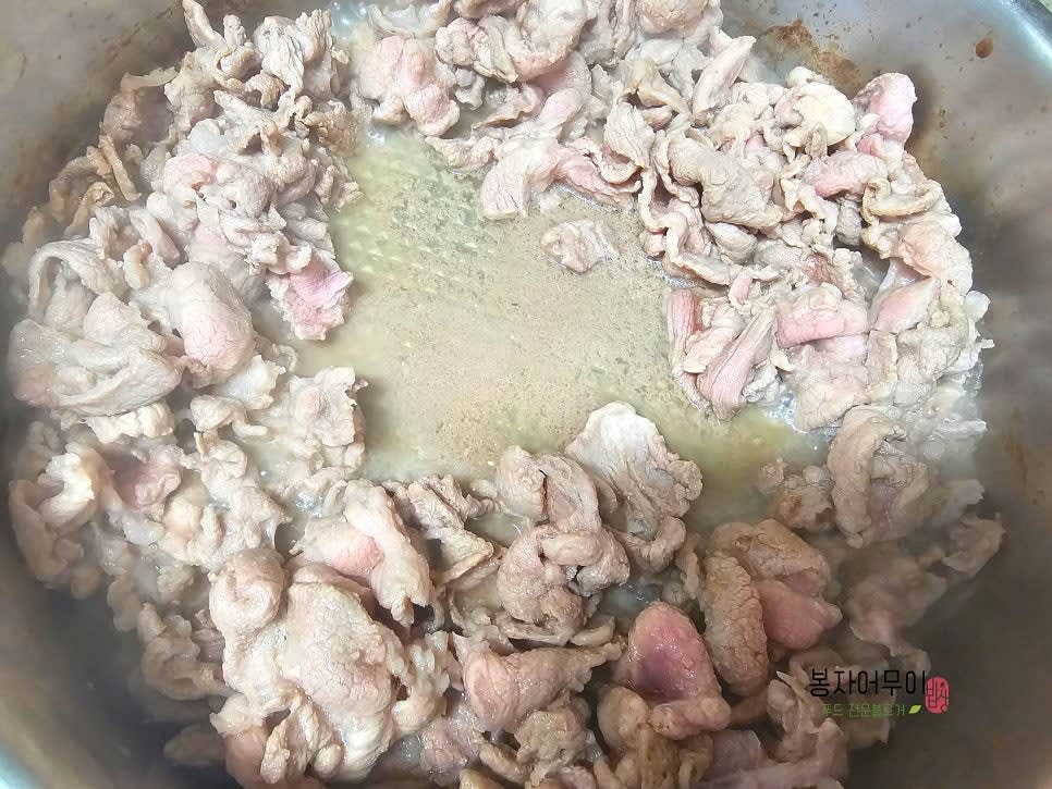 중불에 돼지고기를 볶다가 물이 나오면 준비한 양념장을 넣어주세요.