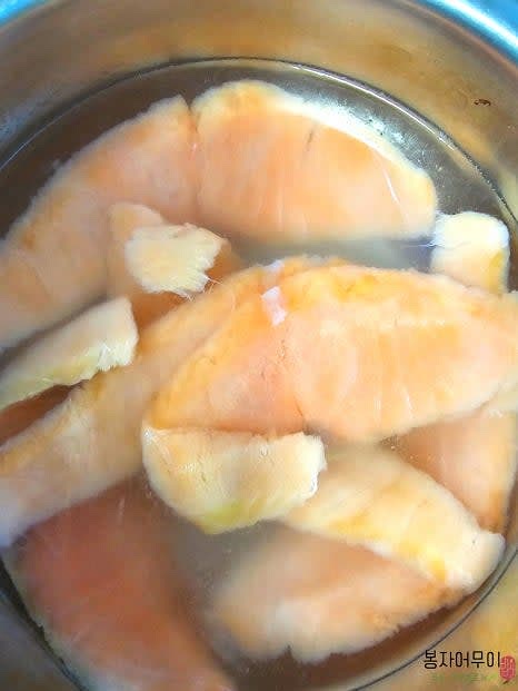 훈제 연어를 소금물에 잠시 담가서 소독한 후 해동하고 물기를 제거합니다.