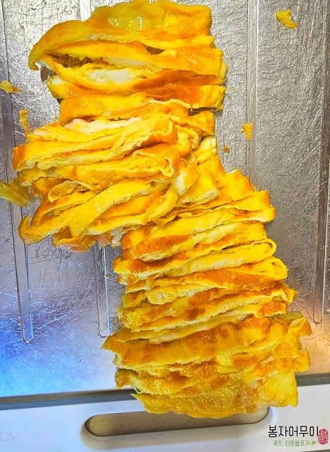 계란 3개를 풀어 소금 한 꼬집 넣고 얇게 부친 후 돌돌 말아 채 썰어줍니다.