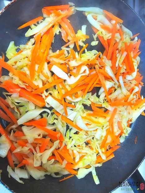 깨끗이 세척한 양배추와 당근을 채로 썰고 소금 한 꼬집을 뿌려 볶아줍니다.
