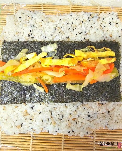 밥을 펴고 김 위에 준비된 야채와 단무지, 계란을 올립니다.