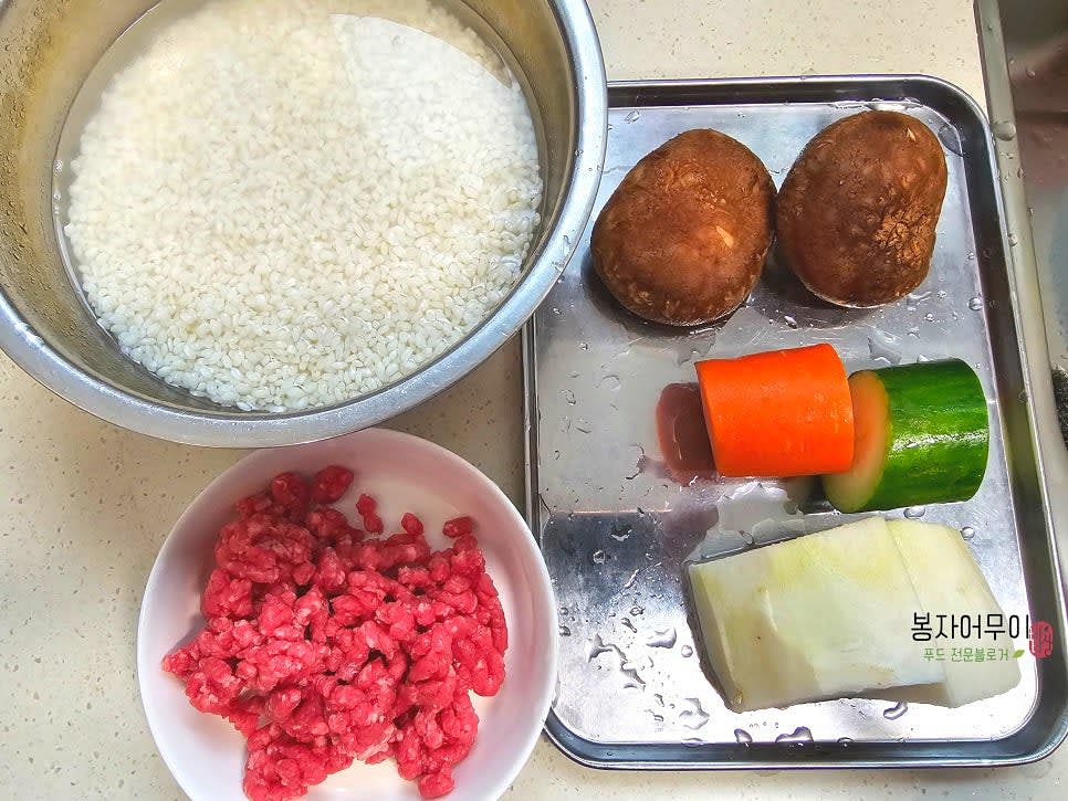 찹쌀은 깨끗이 씻어 1~2시간 불려줍니다.