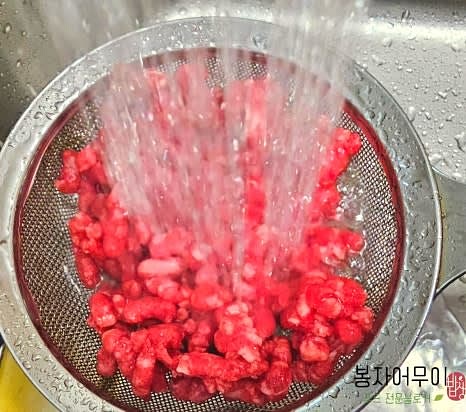 소고기는 핏물을 키친타올로 닦아내거나 물에 헹궈 준비합니다.