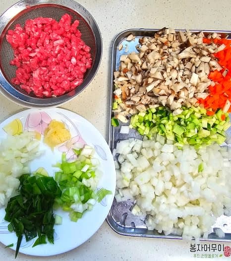 찹쌀을 불린 물을 제거하고 나머지 재료를 잘게 다집니다.