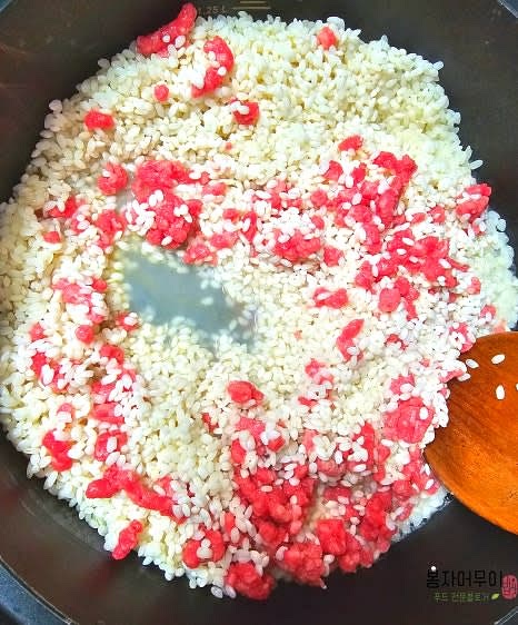 소고기와 다진 마늘, 대파, 양파를 넣고 다시 볶아줍니다. 대파는 흰 부분을 먼저 넣고 볶고 초록색 부분은 남겨둡니다.