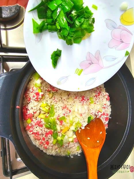 다진 무, 당근, 호박, 버섯을 넣고 끓이며 마지막에 초록색 대파를 넣고 볶습니다.