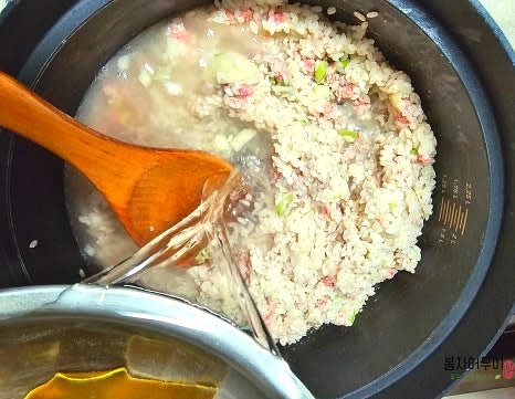 물 1.5~2L를 추가하며 중간중간 물이 부족하면 보충하여 끓입니다.