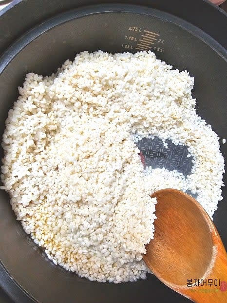 참기름 2스푼을 두르고 찹쌀을 약불에 볶아줍니다.