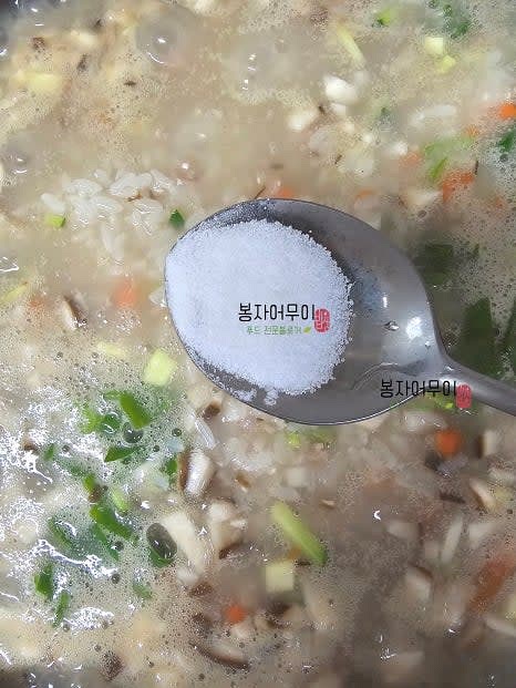 소금 1스푼과 맛소금 반 스푼으로 간을 맞추고 죽을 완성합니다.
