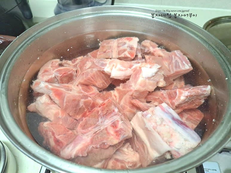 돼지등뼈를 깨끗이 씻어 흐르는 물에 담가 핏물을 제거합니다. 약 2-3시간 동안 담가둔 후 커피 넣은 끓는 물에 데쳐 불순물을 제거합니다.