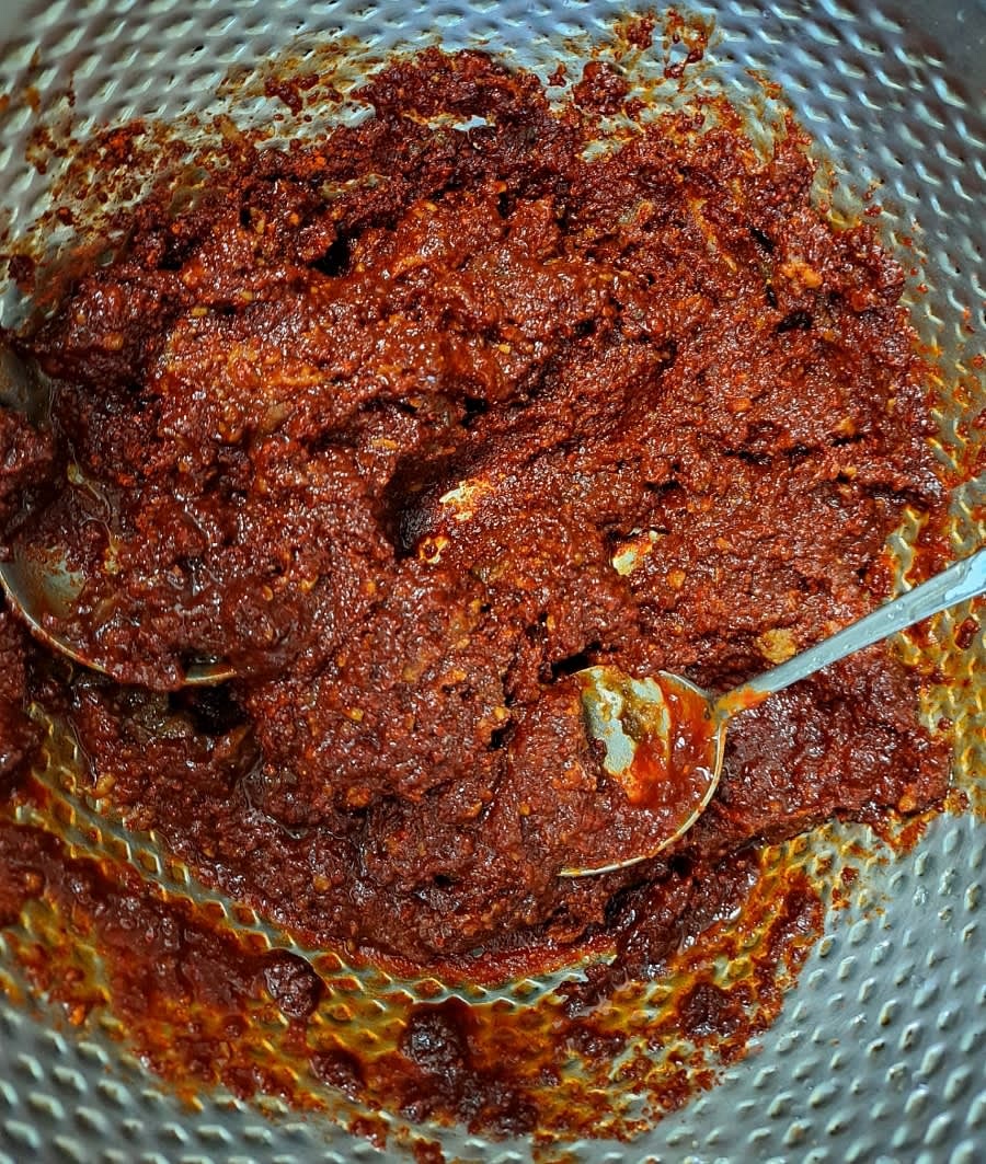 된장, 고추장, 고춧가루, 간장, 참치 액젓, 양파즙을 넣고 잘 섞어 양념장을 준비합니다.