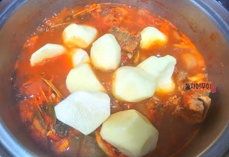 돼지등뼈가 익었을 때 감자를 넣고 중불에서 추가로 끓입니다. 감자와 함께 삶은 시래기를 넣고 국물이 우러나도록 끓입니다. 일반 냄비로는 1시간 30분, 압력솥은 30-40분 가량 입니다.