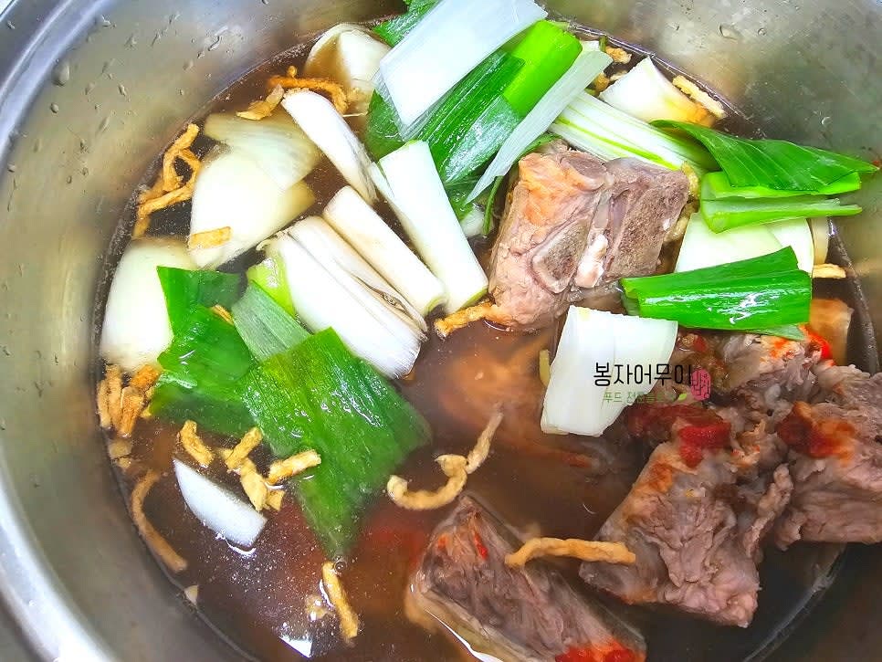 핏물을 뺀 돼지등뼈를 깨끗이 세척한 후 냄비에 넣고 쌀뜨물 1L를 부어 끓입니다. 이때 감자와 양파를 제외한 모든 재료와 양념 (마늘, 생강, 양념장, 청주 등)을 함께 넣어줍니다. 무청 시래기가 부드럽다면 이 것도 나중에 넣어주세요.