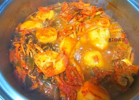 국물이 우러나고 감자가 익으면 들깨가루를 넣어 고소함을 더하고 잘 저어줍니다.