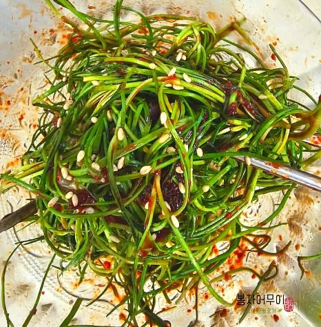 양념장을 세발나물에 골고루 버무려줍니다.