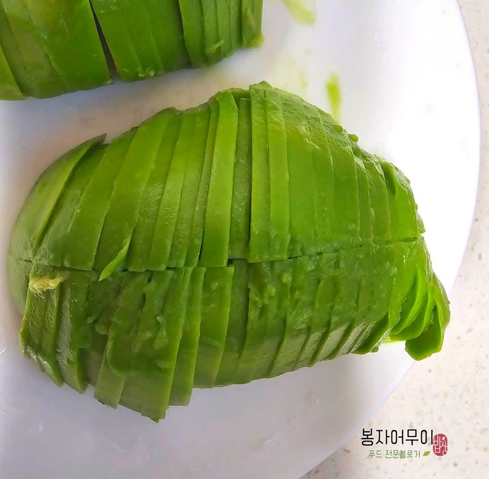 아보카도는 껍질을 벗기고 얇게 썰어 준비합니다.