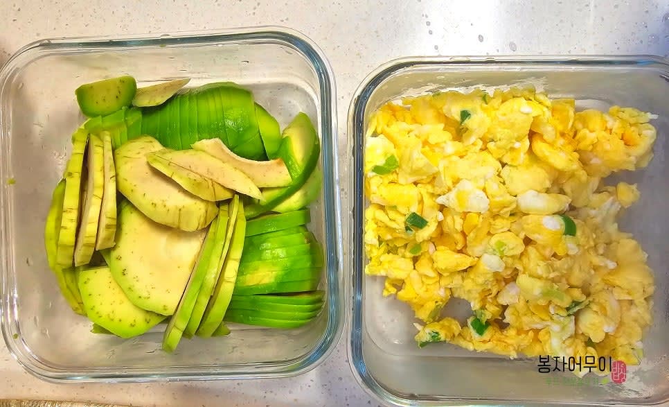계란은 소금을 한 꼬집 넣어 풀고 스크램블을 만든 후 아보카도와 함께 반찬통에 담아줍니다.