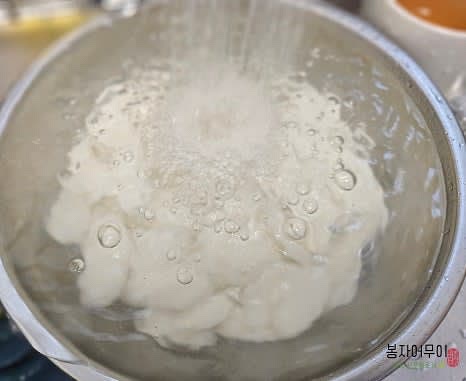 쌀떡 500g을 흐르는 물에 헹구어 물에 담가 둡니다.