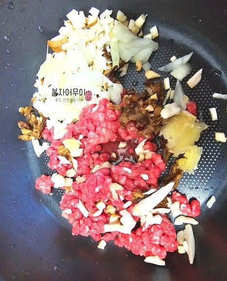 소고기 다짐육 200g과 마늘 1개를 다져서 간장, 맛술, 올리고당을 넣어 양념하고 팬에 볶아줍니다.