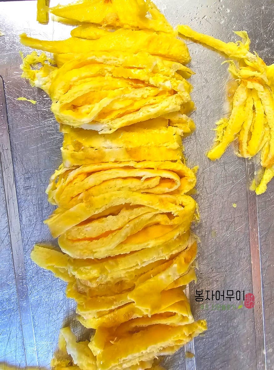 계란 6개를 풀어 소금 한 꼬집을 넣고 지단을 만들어줍니다.