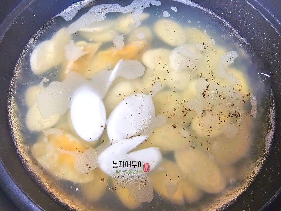 육수가 끓으면 쌀떡을 넣고 익을 때까지 끓여줍니다. 소금 1.5스푼으로 간해줍니다.